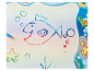 Un enfant dessine un poisson sur un tableau d'eau.