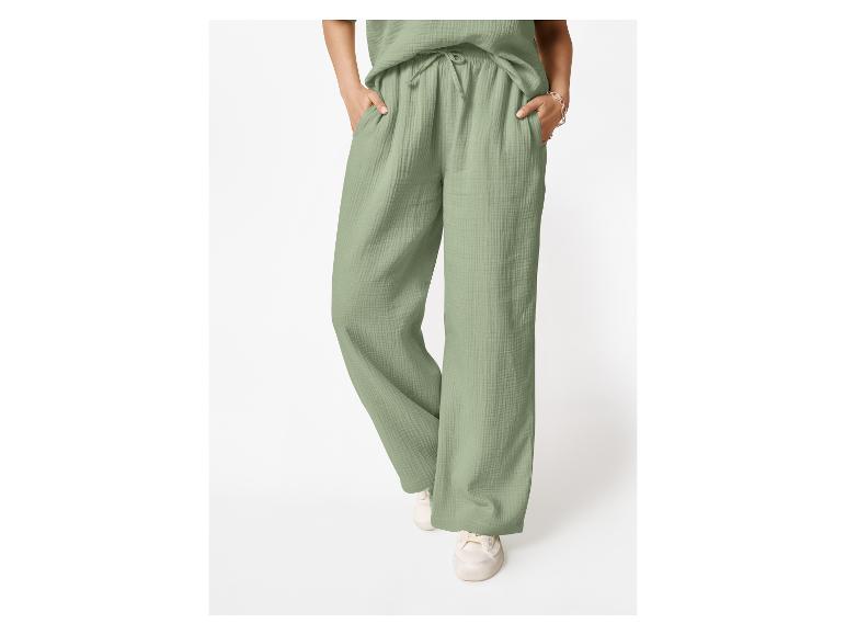 Femme portant un pantalon large vert clair avec cordon de serrage et un haut assorti.