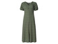 Une robe maxi verte à manches courtes.