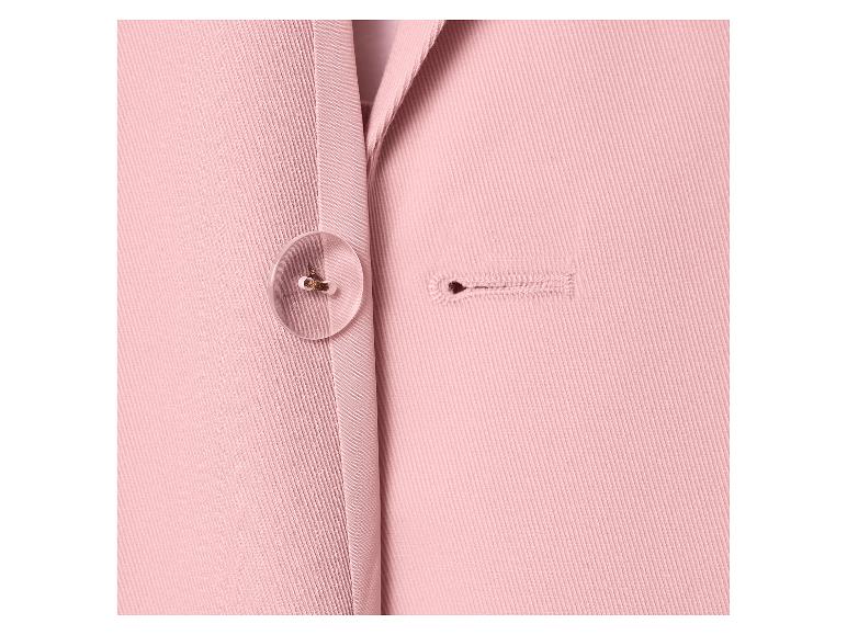 Gros plan d'un blazer rose avec un bouton transparent et une boutonnière.