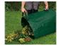 Un sac de jardin vert est utilisé pour ramasser les feuilles.