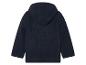 Une veste polaire bleu marine à capuche.