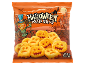 Pommes de terre frites formes Halloween: citrouilles et fantômes, sur fond de dessin animé.