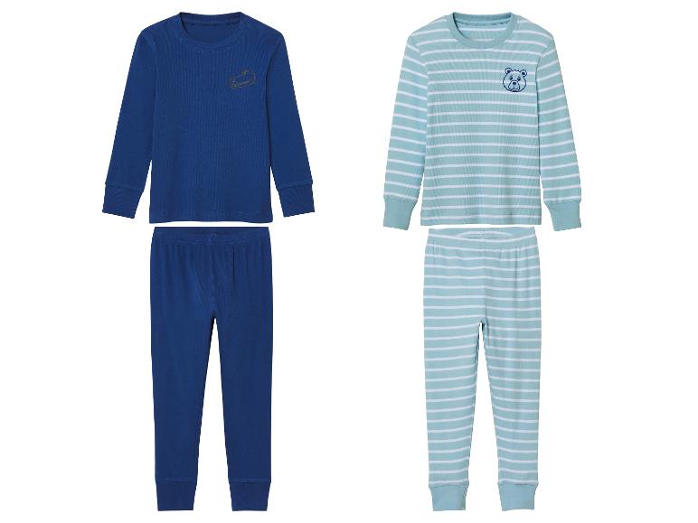 Pyjamas enfant : modèle bleu uni et modèle rayé bleu clair avec ours.