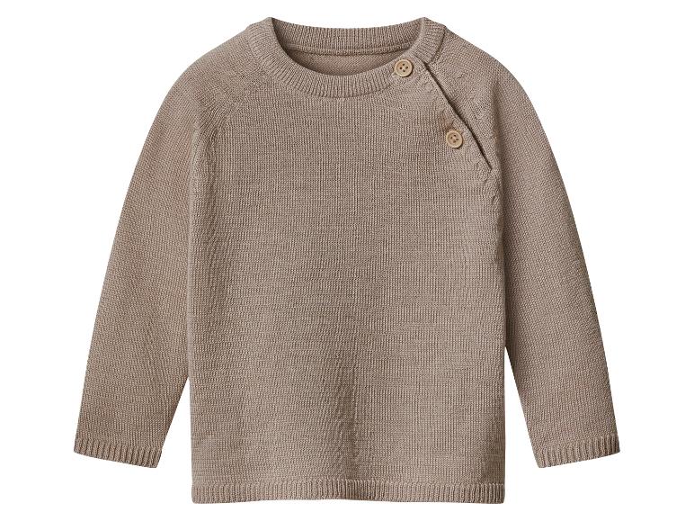 Pull tricoté marron clair pour enfant avec boutons sur l'épaule.