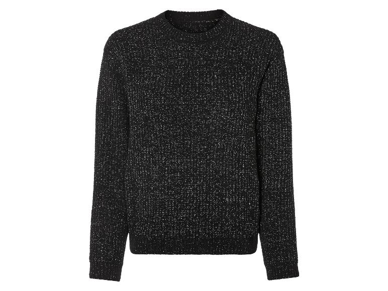 Un pull noir avec un fil pailleté.