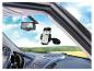 Une voiture avec un support de téléphone sur le pare-brise, un écran de navigation et un rétroviseur.