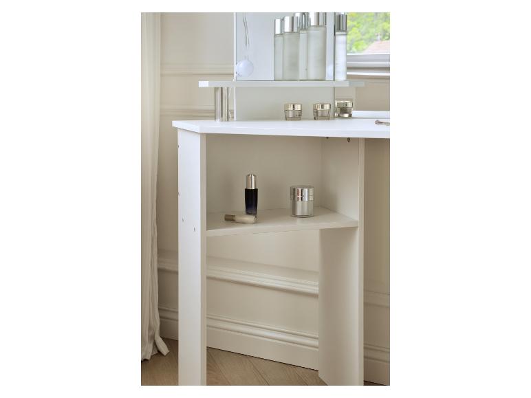 Coiffeuse blanche avec miroir, cosmétiques et maquillage dans un intérieur moderne.