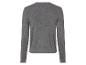 Pull gris à manches longues.