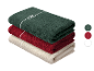 LIVARNO® Frottier-Duschtuch: Pile de trois serviettes pliées en vert foncé, rouge et crème.