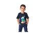 Un garçon portant un t-shirt des Schtroumpfs avec un Schtroumpf jouant de la batterie.
