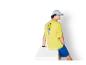 Homme en t-shirt jaune imprimé glace et short bleu, assis sur un socle blanc.