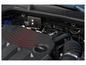 Une alarme de voiture avec une sirène et des ondes sonores rouges dans le compartiment moteur.