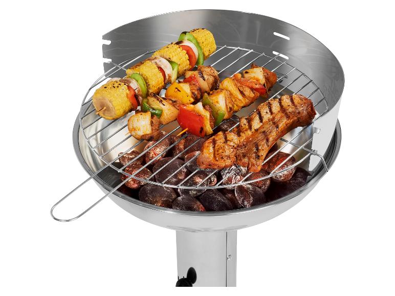 Barbecue avec maïs, brochettes de viande et côtes sur la grille