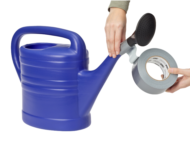 Arrosoir bleu, mains fixant une pomme de douche avec du ruban adhésif.