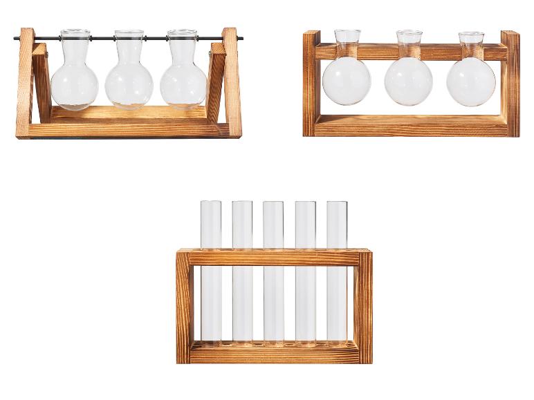 Supports en bois avec vases en verre et éprouvettes pour plantes.