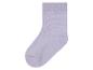 Une paire de chaussettes lilas.