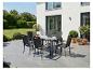 Ensemble de salle à manger d'extérieur avec une table rectangulaire gris foncé et six chaises assorties sur une terrasse.