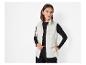 Une femme porte une veste matelassée blanche