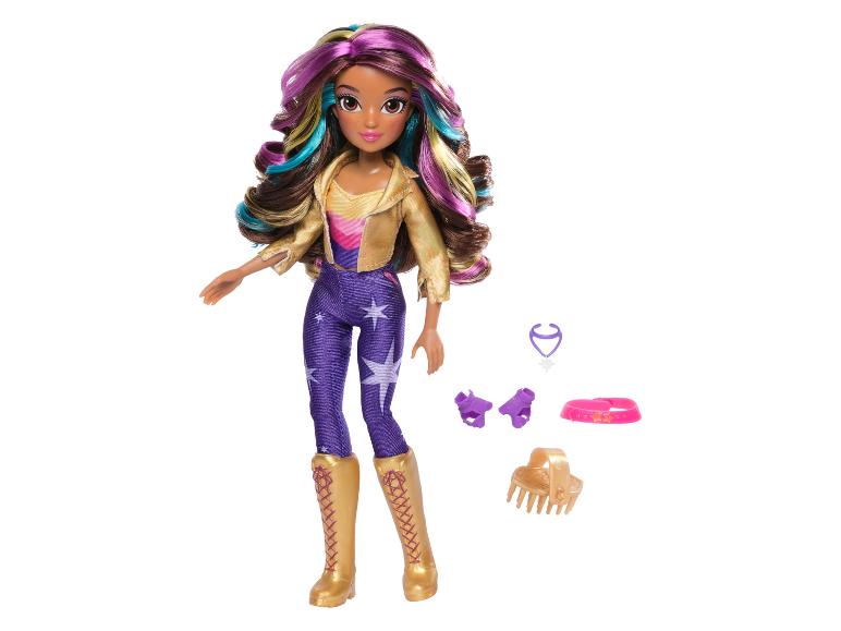 Poupée aux cheveux colorés, veste dorée, pantalon violet et accessoires comme un peigne et un collier.