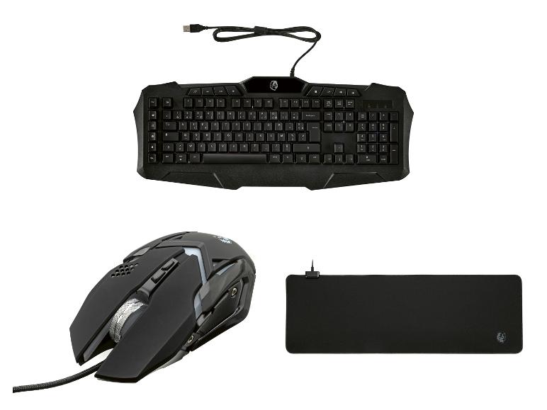 Clavier de jeu noir, souris et tapis de souris sur fond blanc.