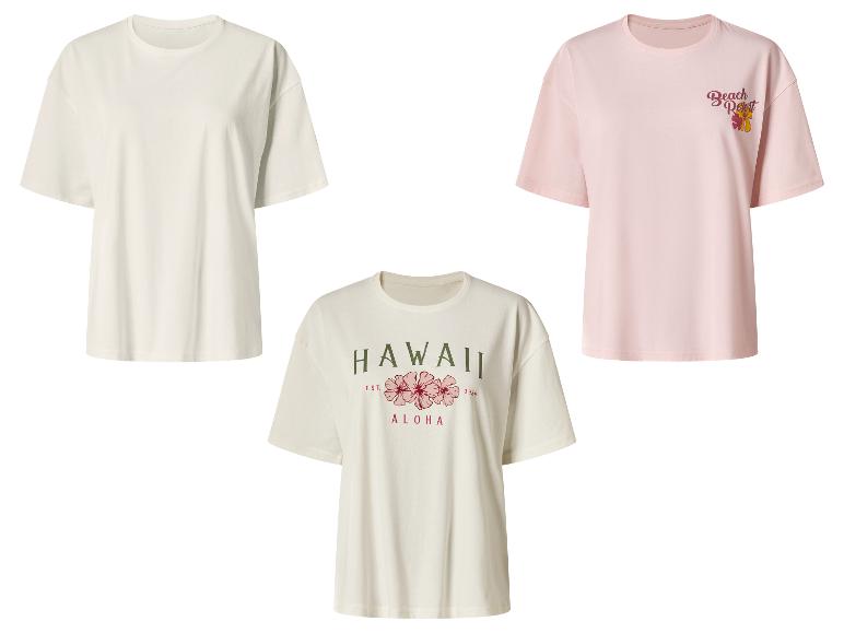Trois t-shirts femme : blanc, rose avec 'Beach Resort' et crème avec 'Hawaii Aloha'.