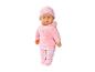 Poupée bébé en survêtement rose à cœurs et bonnet assorti.
