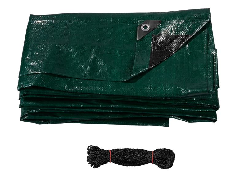 Bâche verte pliée avec œillet métallique et une bobine de corde noire.