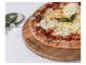 Pizza sur planche à découper Russell Hobbs avec roulette à pizza.