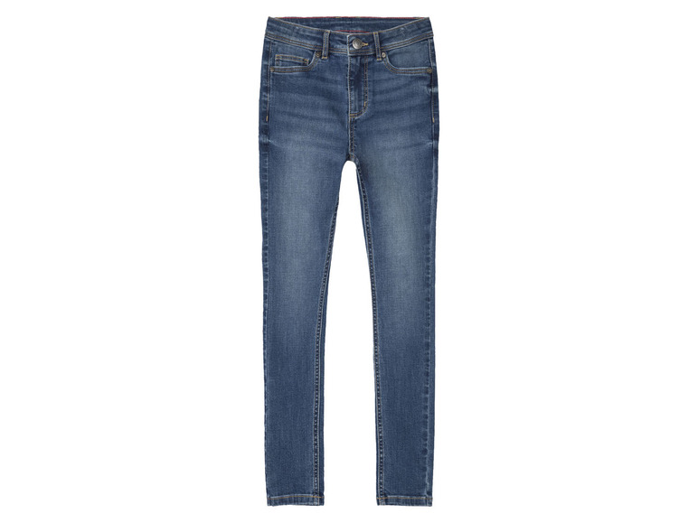 Un jean bleu skinny.