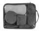 Un sac noir avec des chiffons en microfibre et des éponges pour nettoyer les voitures.