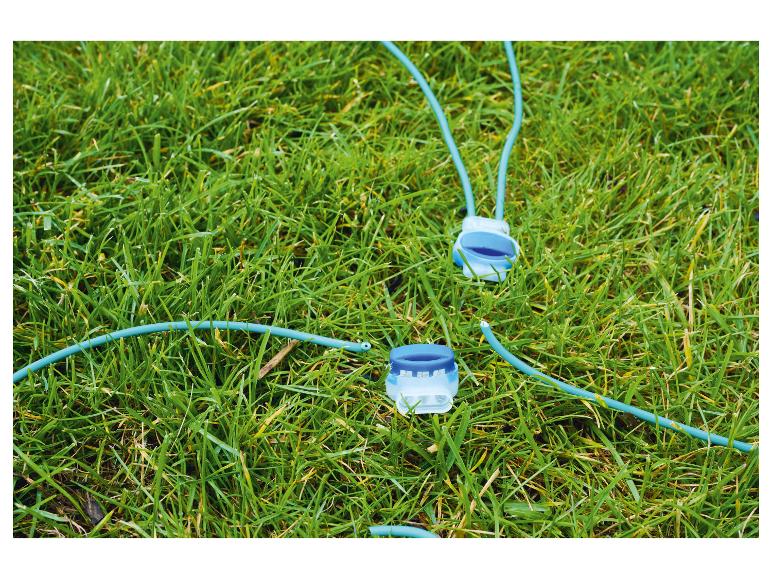 Herbe verte avec deux connecteurs de câble bleus.