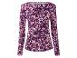Un t-shirt à manches longues à fleurs roses et violettes.