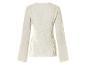 Un pull blanc à manches longues avec une texture côtelée.
