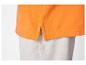 Polo orange avec pantalon gris.