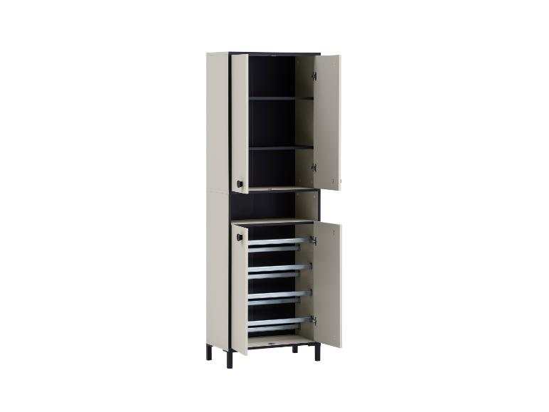 Armoire haute beige et noire avec portes ouvertes, étagères et porte-chaussures.