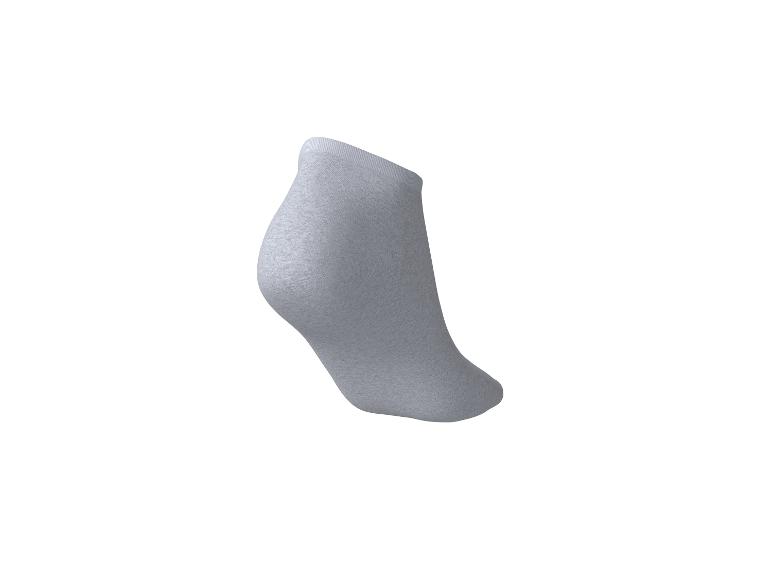 Une chaussette courte gris clair sur fond blanc.