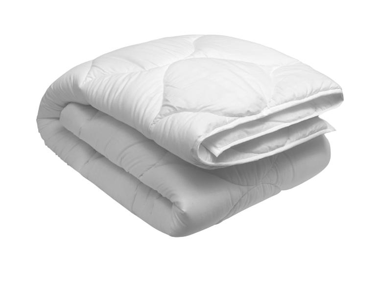 Couette blanche pliée avec des carrés matelassés