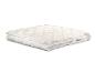 Couette ou couverture blanche matelassée pliée sur fond blanc.