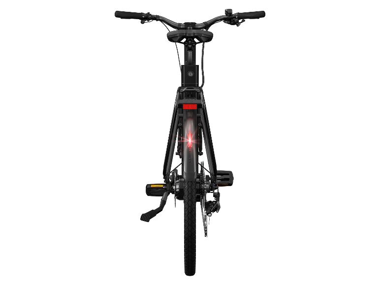 Un vélo électrique noir avec un feu arrière.