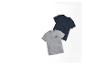 Deux t-shirts à manches courtes : un gris avec un motif et un bleu marine uni.