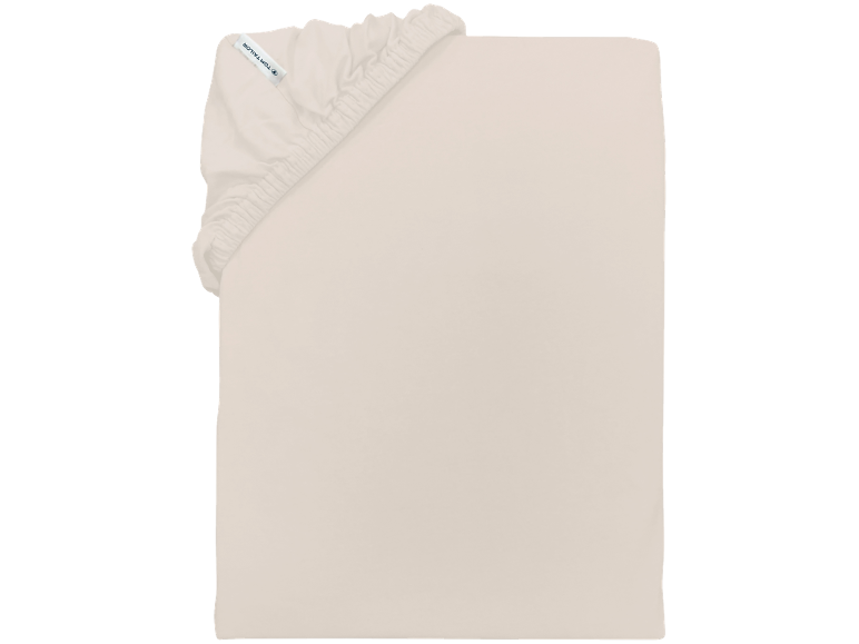 Drap-housse beige clair avec élastique dans le coin et petite étiquette.