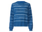 Un pull bleu à manches longues en tricot ajouré.