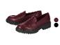 Mocassins bordeaux avec semelle épaisse noire, présentés avec des échantillons de couleur bordeaux et noir.