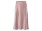 Une jupe en satin rose