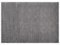 Tapis gris avec motif de losanges en relief.