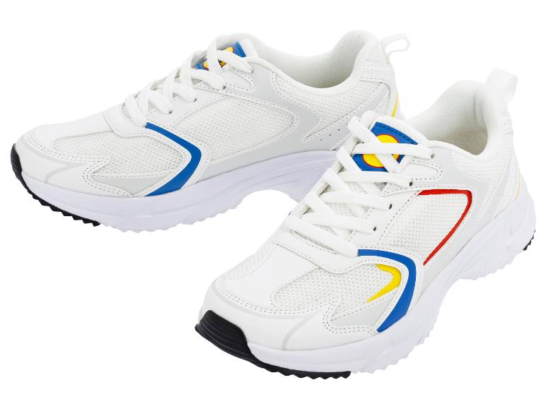 Chaussures de sport blanches avec des accents bleus, jaunes et rouges.