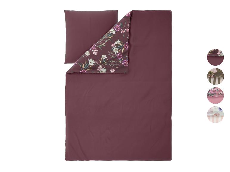 Housse de couette et taie d'oreiller à motif floral sur fond bordeaux.