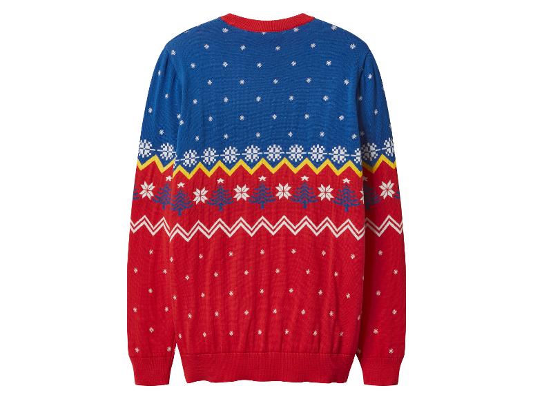 Pull de Noël avec des sections bleues et rouges, orné de flocons de neige, d'arbres et de motifs en zigzag.