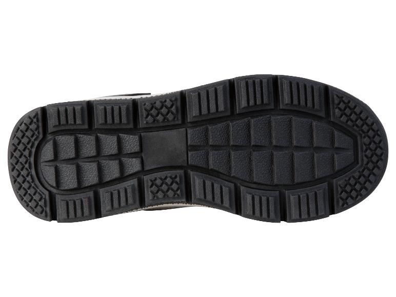 Semelles en caoutchouc noir pour chaussures de sport.